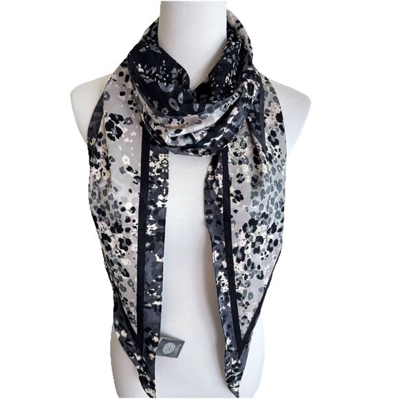 Vince Camuto Black Gray Animal Print Oblong Scarf 100% Polyester - Picture 1 of 6